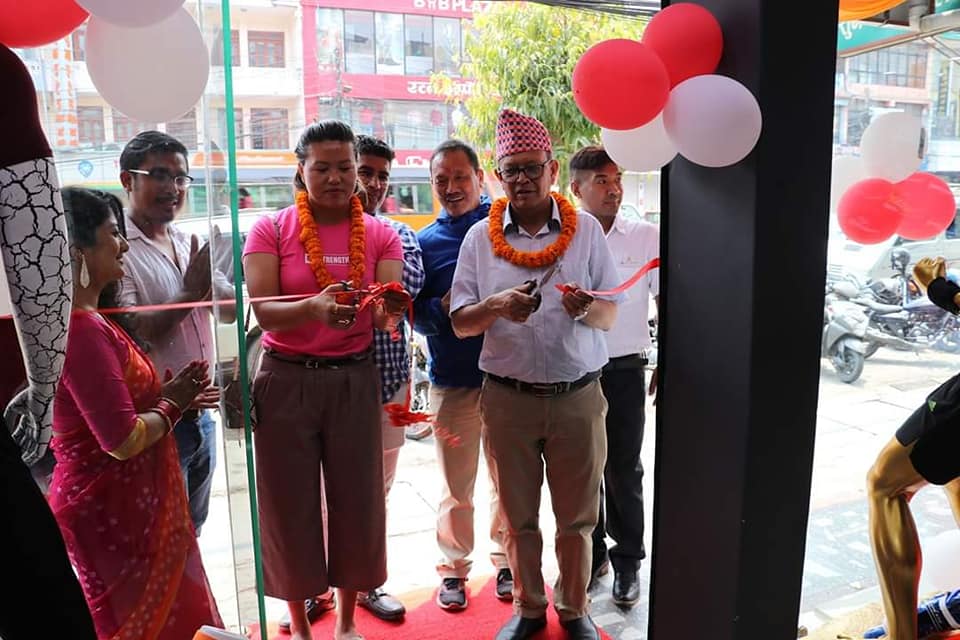 पोखराको चिप्लेढुंगामा देबेन्द्र स्पोर्टस्को शोरूम, ब्राण्डेड सामान एकै छानाबाट पाइने