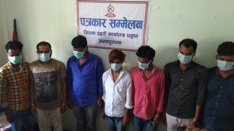 होटल घेरा हालेर पक्राउ गरिएका ८ डाँकालाई धनुषा प्रहरीले ग¥यो सार्वजानिक