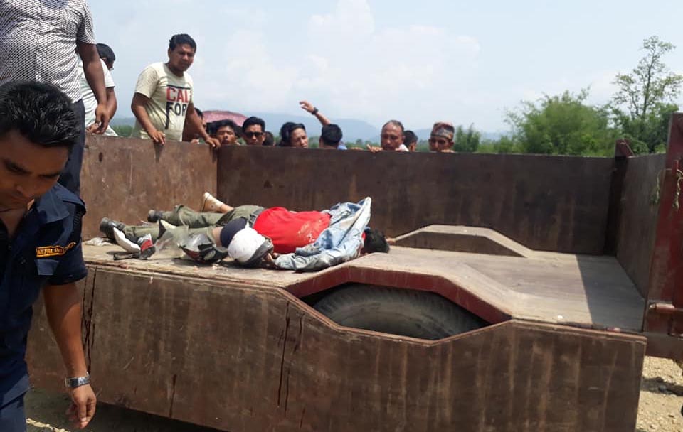 उदयपुरको लाटीखोलामा मोटरसाइकललाई टिपरको ठक्कर, दुईजनाको मृत्यु
