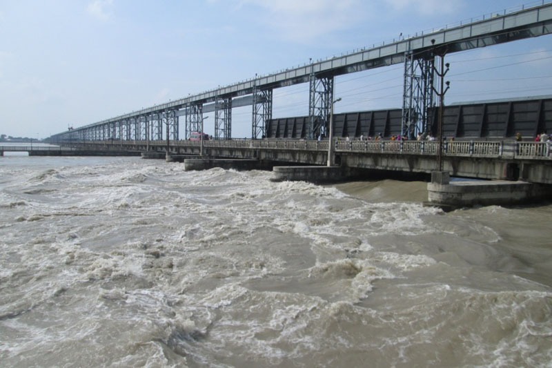 सप्तकोशीमा पानीको बहावमा उतारचढाव, ब्यारेजका २८ ढोका खुल्ला