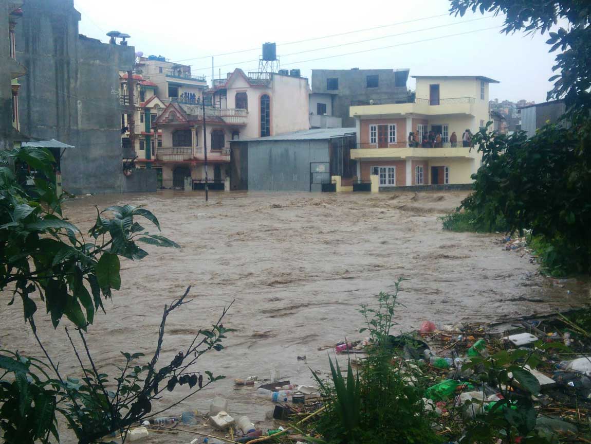 भारी बर्षा पछि आएको बाढी र पहिरोले देशैभर वितण्डा मच्चायो, काठमाडौंको कलंकी जलमग्न, तीन मरे, बाढीको चपेटोमा सयौं अलपत्र अवस्था, केहीलाई बगायो
