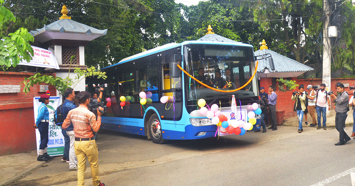 नेपालमा पहिलो पटक चल्यो बिजुली बस