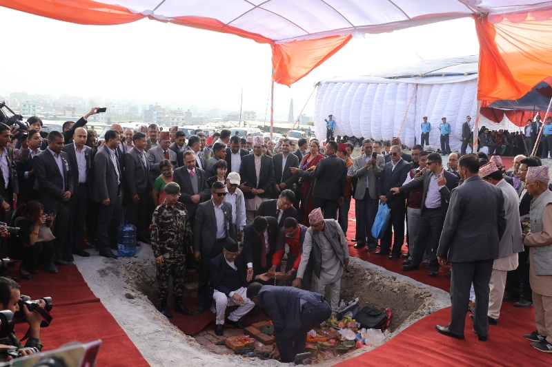 सुरुङ मार्गको प्रधानमन्त्रीद्वारा शिलान्यास