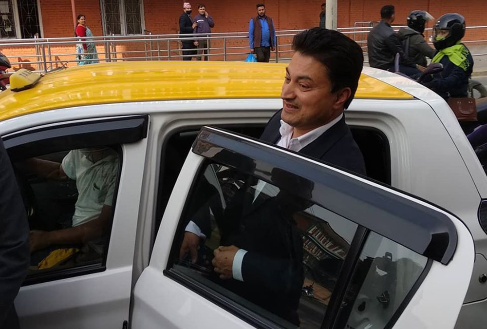 ट्याक्सी चढेर घर फर्किए गोकर्ण विष्ट