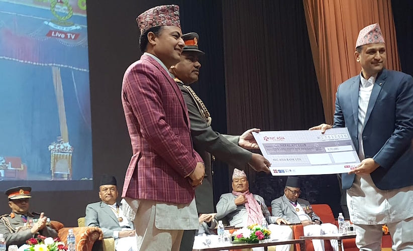 एनआईसी एशिया बैंकद्वारा एपीएफ क्लबका साग विजेतालाई नगद सहयोग