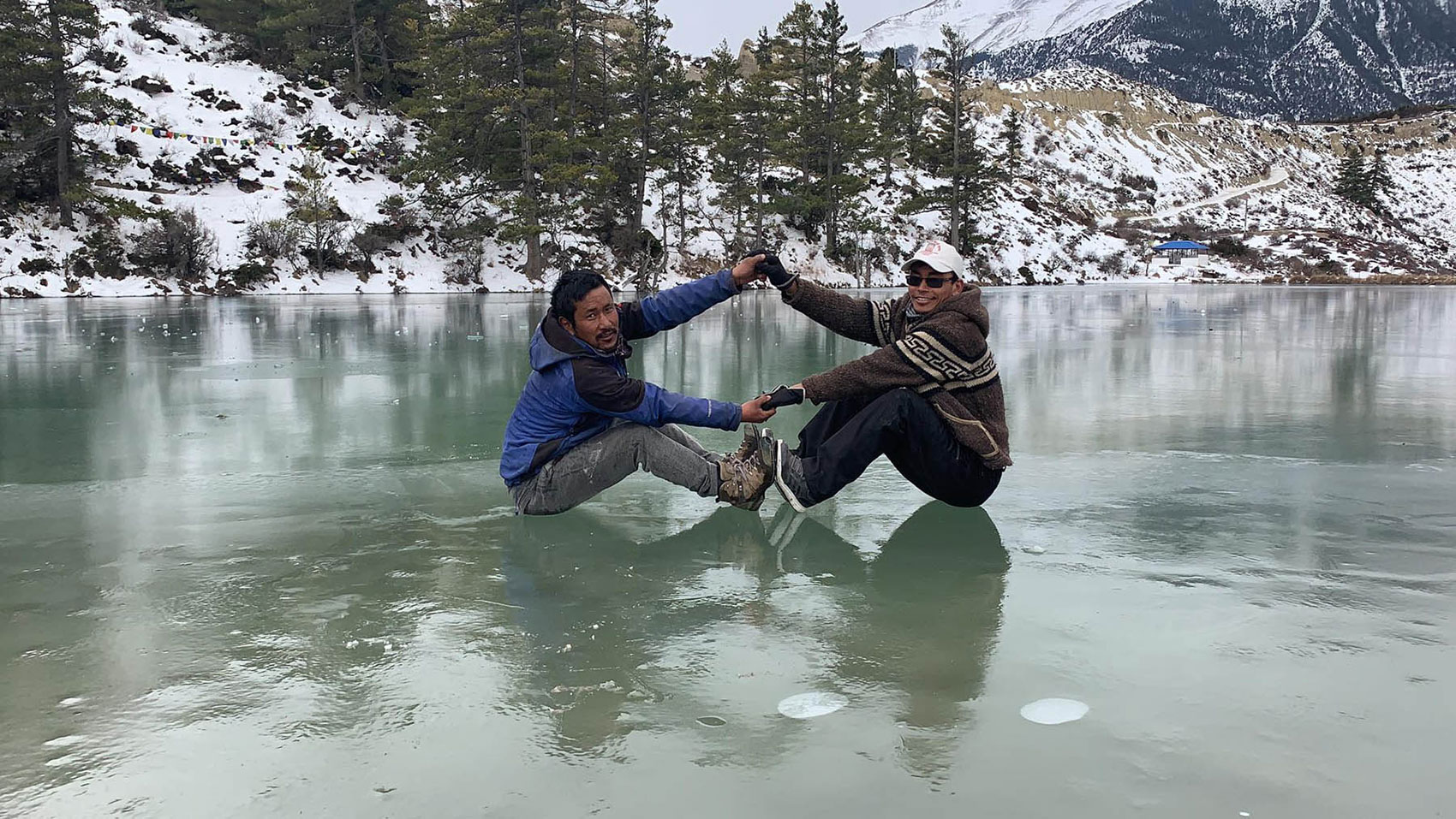 मुस्ताङको ढुम्बा ताल जमेर बरफ, फोटो खिच्नेको घुइचो