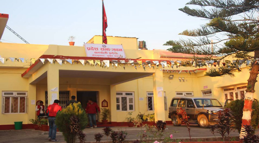स्थानीय तहका जनप्रतिनिधिसँग छलफल गर्दै कर्णाली सरकार