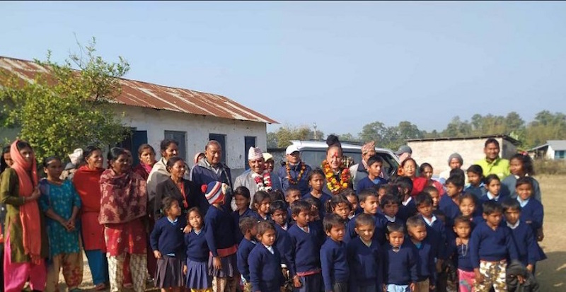 मेगा बैंकद्वारा उदयपुरमा कपडा वितरण, न्यानाे कपडा पाएपछि बालबालिका दंग
