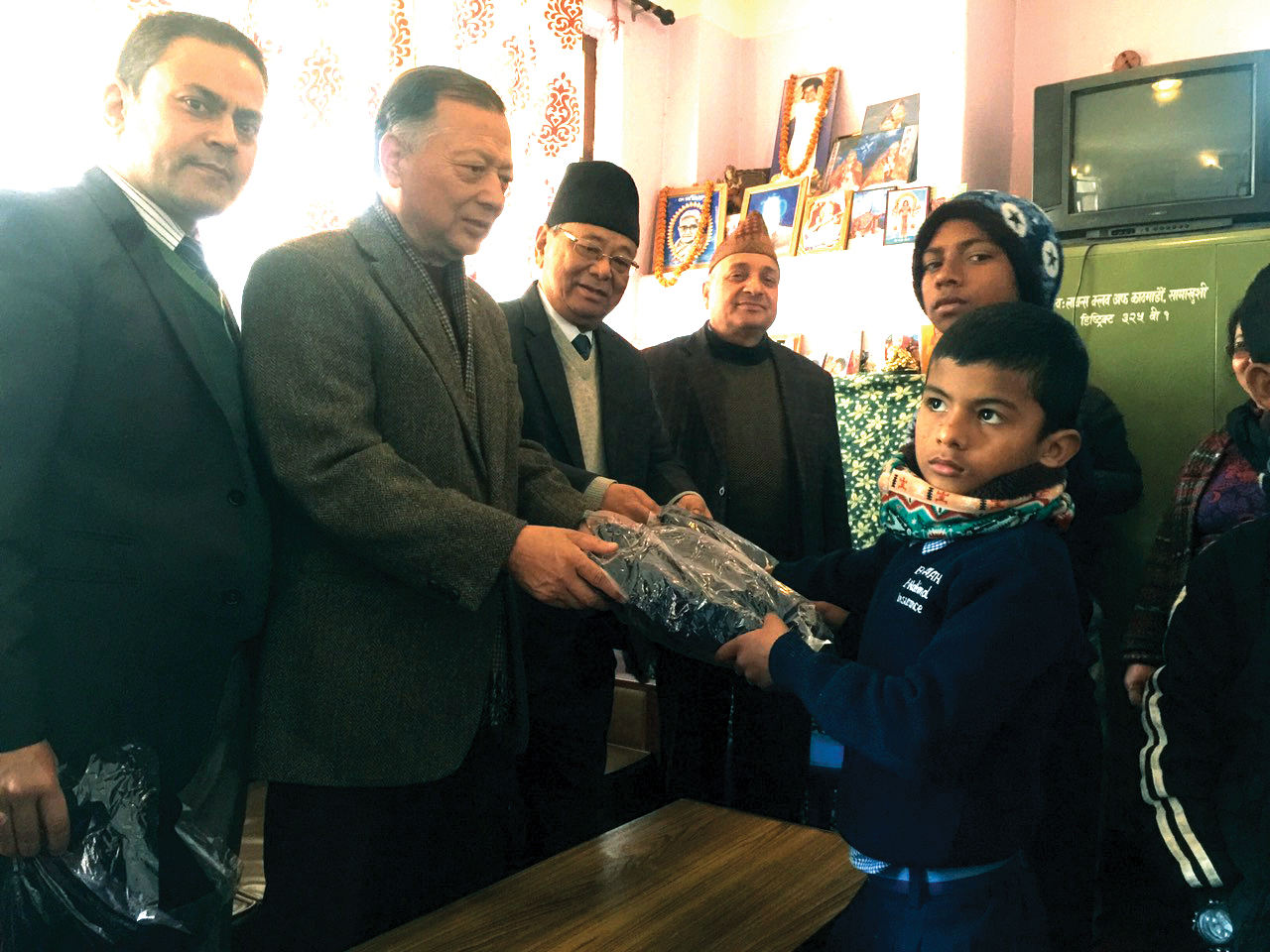 अनाथ विद्यार्थीहरुलाई प्राइम कमर्सियल बैंकको न्यानो स्वेटर र भोजन