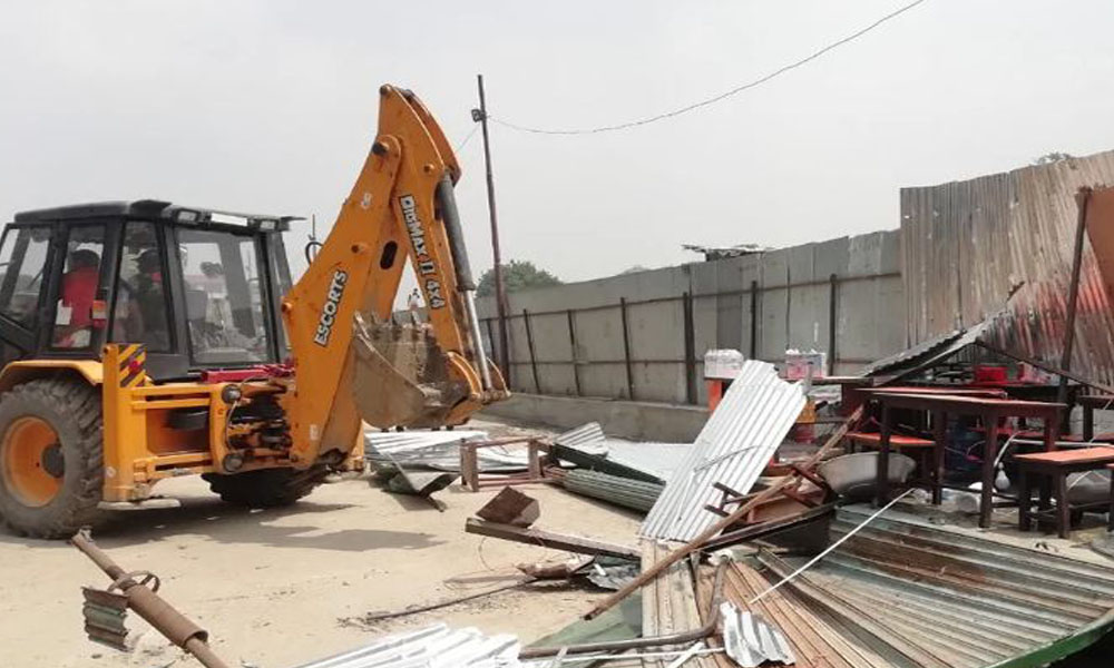 हडपिएका सरकारी र सार्वजानिक जग्गा फिर्ता ल्याउन सरकार आक्रमक, तीनकुनेमा डोजर चलायो