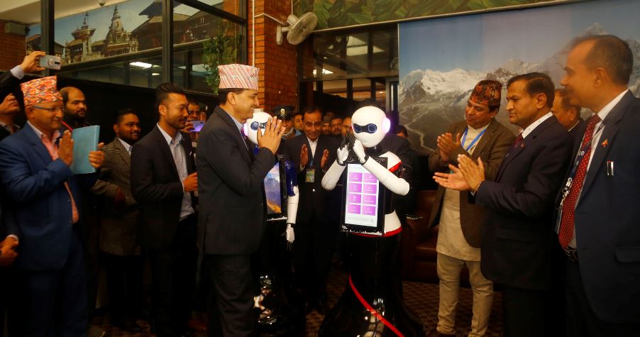 जब विमानस्थलमा भेटिइन् पर्यटन परी (रोबोट)