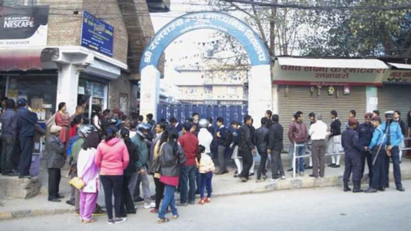 एसईई : परीक्षा केन्द्र पुगेका प्रश्नपत्रको सुरक्षाको चिन्ता, डेरामा बसेका विद्यार्थी निराश भएर घर फर्किँदै
