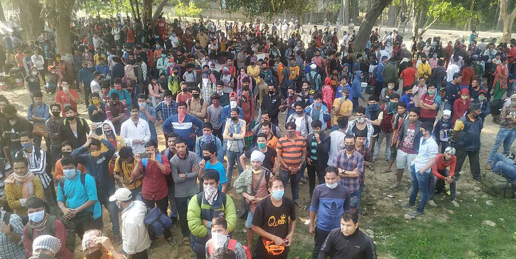 कैलालीको गौरीफन्टा नाका तनाबग्रस्त, भारतबाट फर्केका ५०० बढी नेपाली प्रहरीको घेराभित्र