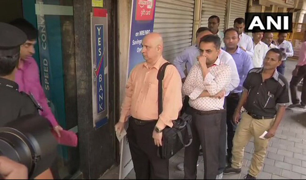 आरबिआईको एक्सनपछि एस बैंकका ग्राहकहरुमा अन्यौल, पैसा झिक्न बैंकमा ग्राहकको भिड