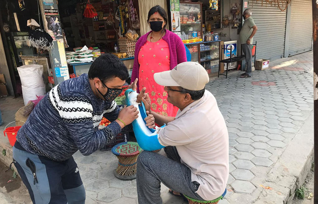 भरोसा अस्पतालले ब्याण्डेज नखोलिदिंदा भाँचिएको हात झण्डै कुहियोे, किराना पसल बन्यो अस्पताल, ब्यापारी बने डाक्टर
