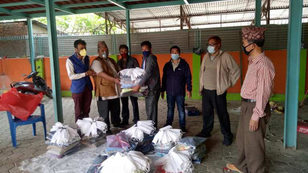 नेपाली काँग्रेस रामेछाप–काठमाडौं सम्पर्क समितिद्वारा स्वास्थ्य सामाग्री सहयोग, ८ वटै स्थानीय निकायलाई पीपीई सहितका सामाग्री हस्तान्तण