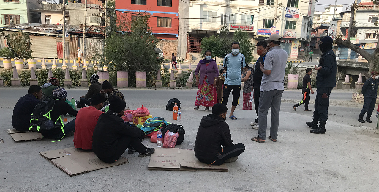 दोलखाबाट तीन दिन हिडेर ८ मजदुर काठमाडौंको देबीनगर आइपुगे, १२ दिनमा सुर्खेतको रामघाट पुग्ने लक्ष्य