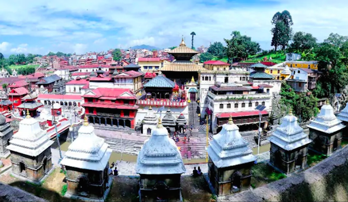 लकडाउनमा पशुपति : साधुसन्तलाई खाना अभाव, साँढे मन्दिर बाहिरै