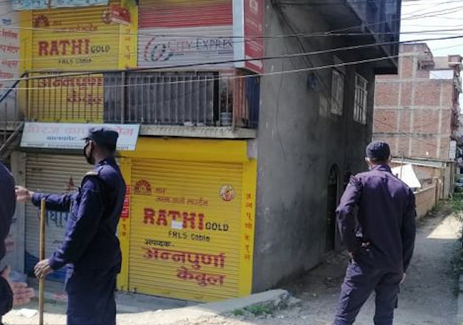 भक्तपुरका सक्रमित बस्ने टाेल सिल गरियाे