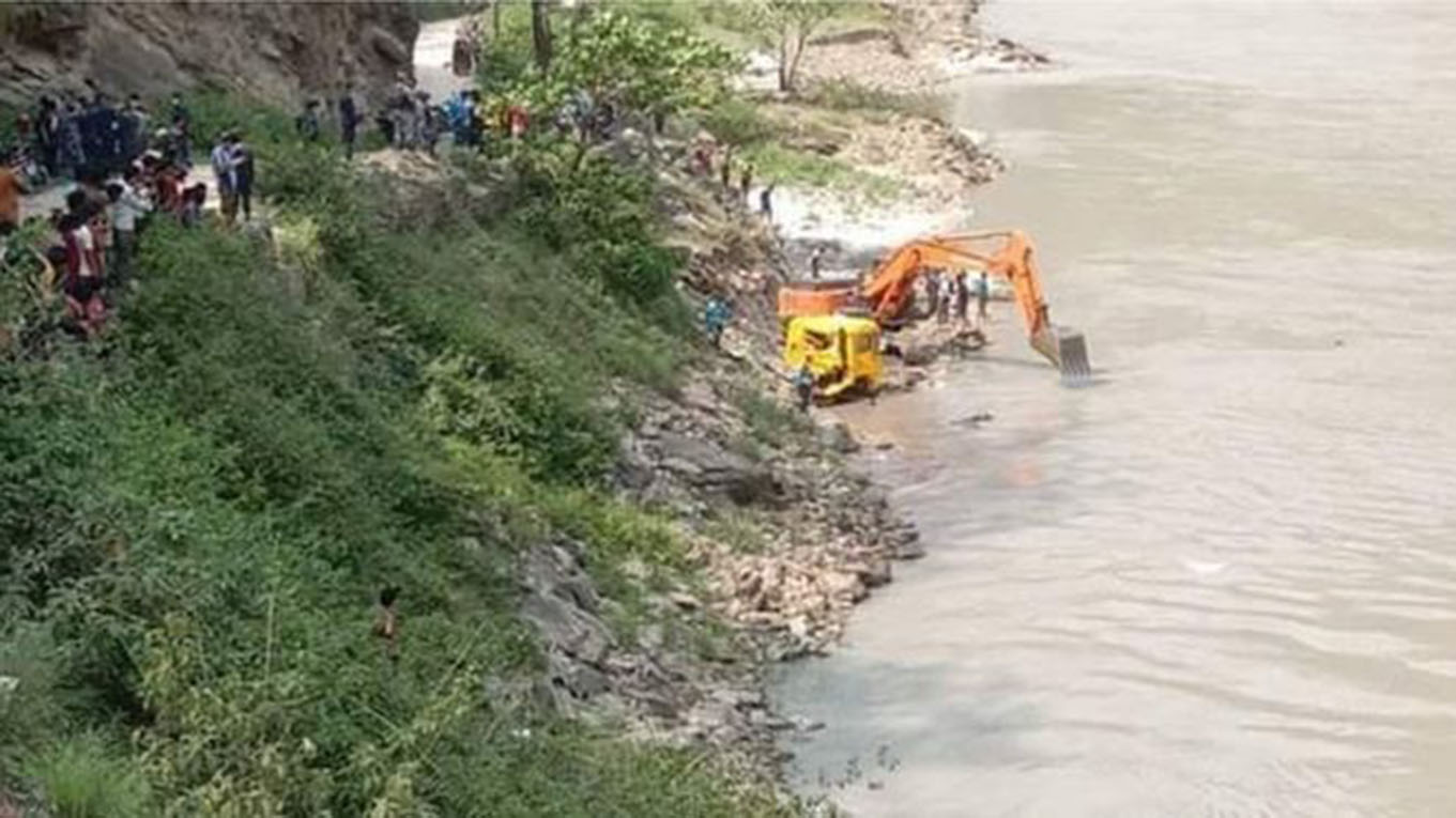भारतबाट कालीकोट फर्किएका मानिस चढेको टिपर खस्दा दुई जनाको मृत्यु