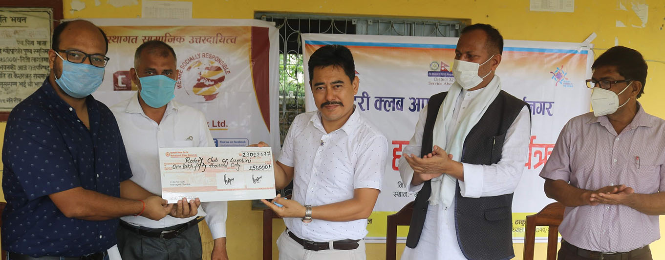 महिला मैत्री शौचालय निर्माणका लागि महालक्ष्मी विकास बेैंकको आर्थिक सहयोग