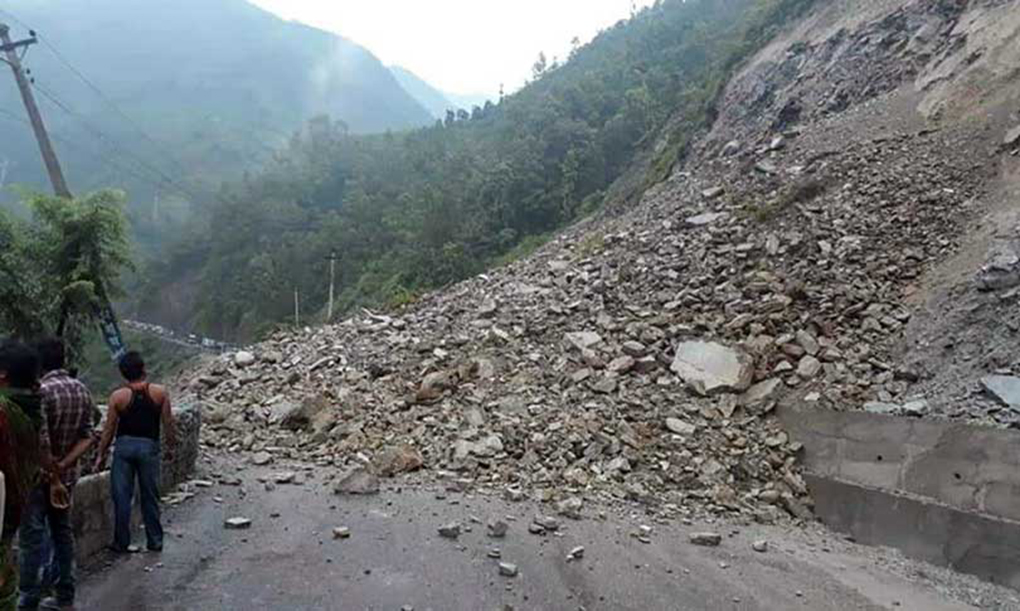 नारायणगढ–मुग्लिन सडकखण्ड फेरि अवरुद्ध, पहिरोले लागेर दुई घाइते