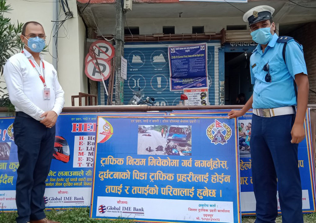ग्लोबल आइएमई बैंकको गाइघाट शाखाद्वारा ट्राफिक संकेत बोर्ड तथा पोलहरु हस्तान्तरण