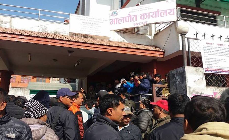 भक्तपुरको मालपोत कार्यालयमा अत्यधिक भीड, कोरोनाको उच्च जोखिम