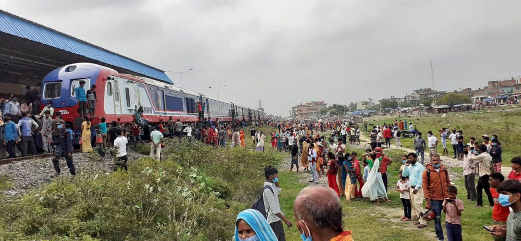 रेलका दर्शकलाई छैन कोरोनाको डर, नेपाली रेल हेर्न जनकपुरमा भिडभिड