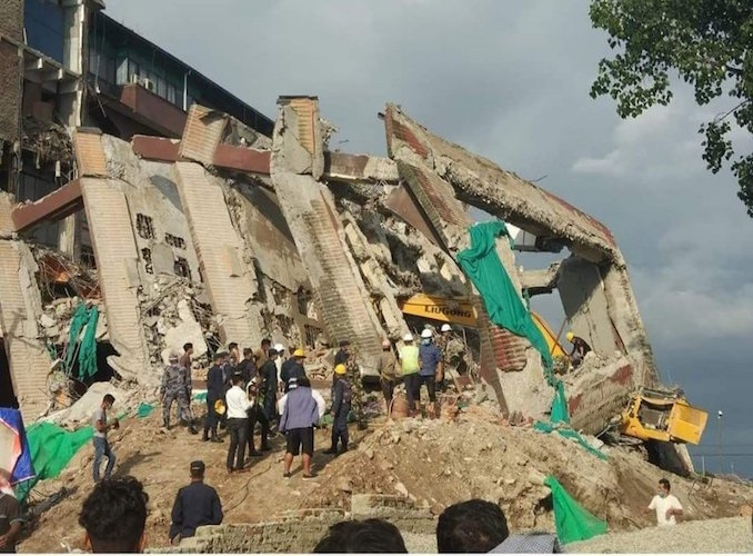 धरहरा छेउमा पर्खाल भत्किँदा चालक घाइते