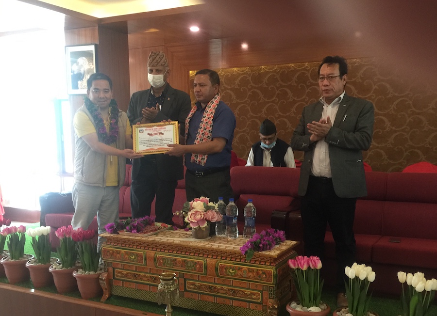 बागलुङका बाढी पहिरो पीडितलाई प्रभु बैंकको ५ लाख सहयोग