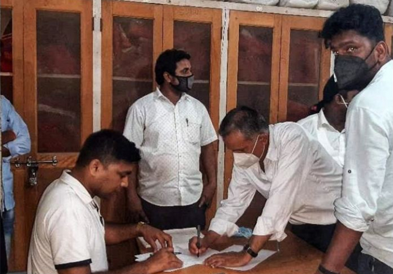 पर्सा मालपोत रातिमा संचालन गर्ने १३ कर्मचारीसहित ८ बिचौलिया पक्राउ