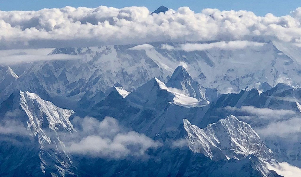 एकैदिन भए आठ पर्वतीय उडान