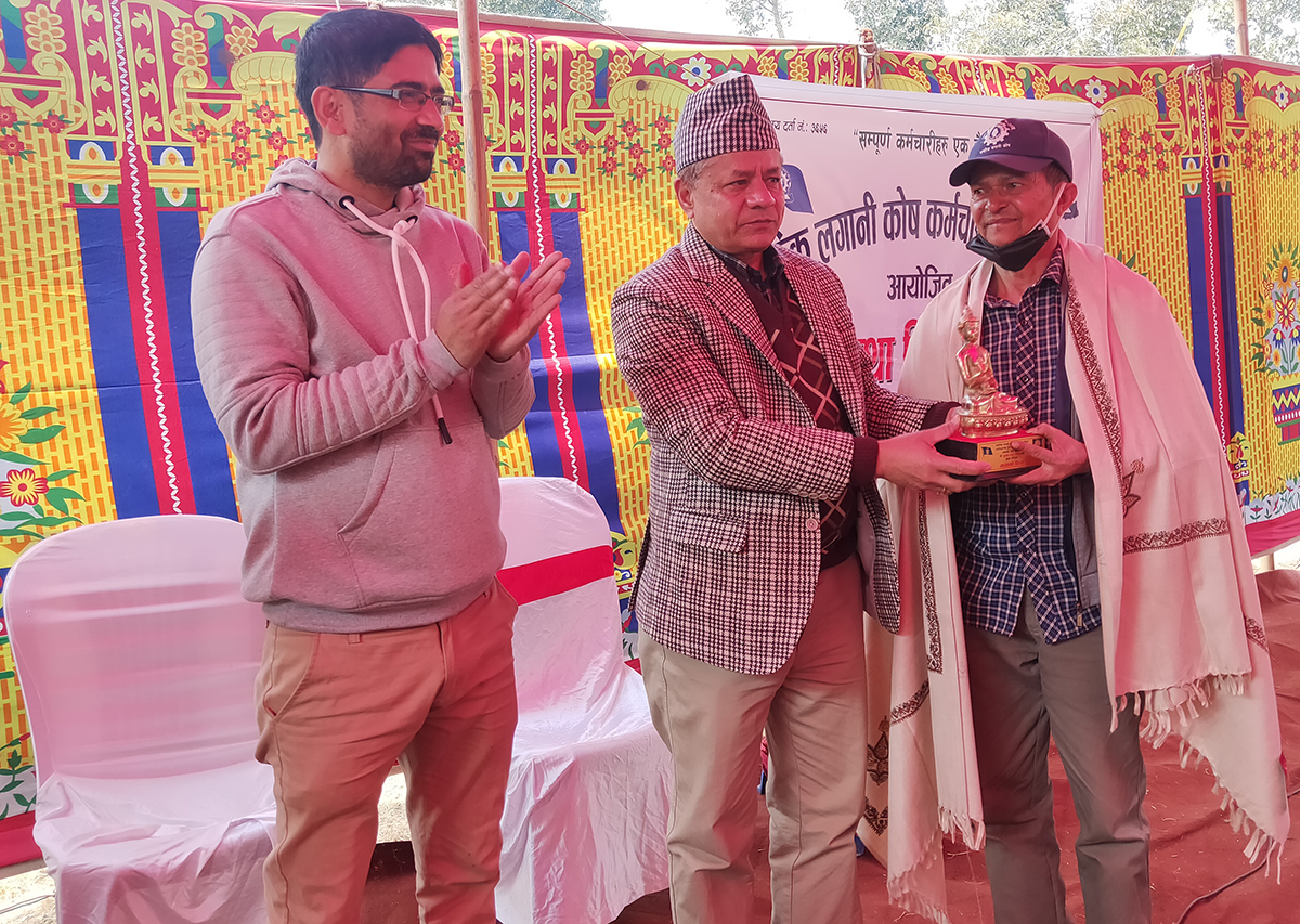 नागरिक लगानी कोष कर्मचारी युनियनद्वारा पूर्वकर्मचारीद्वय सम्मानित