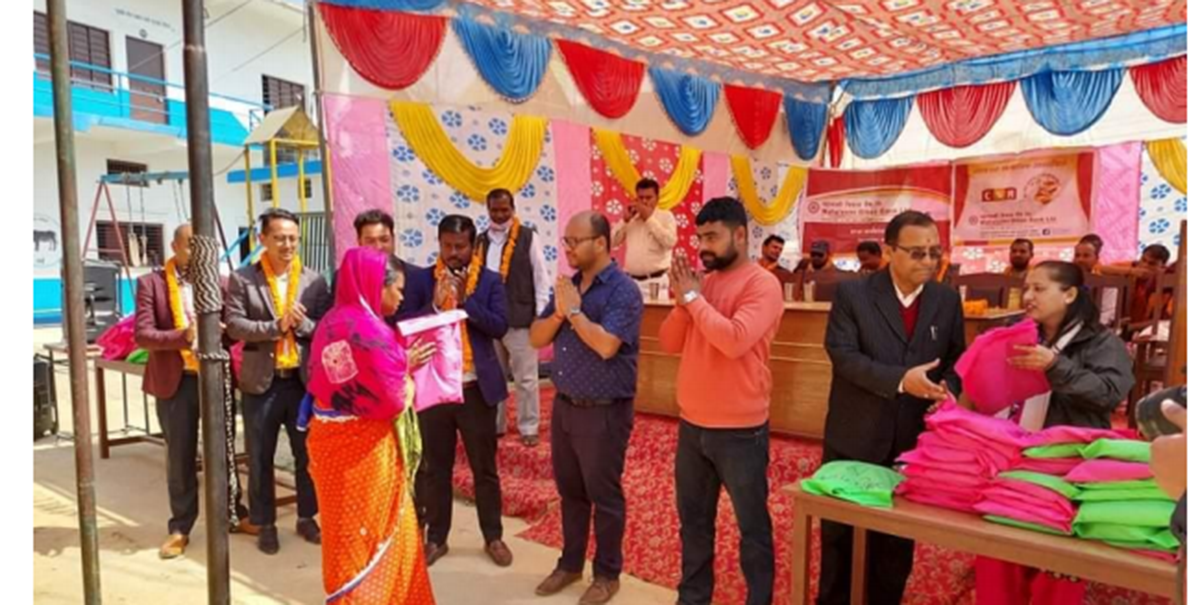 महालक्ष्मी विकास बैंकद्वारा विद्यार्थीहरुका लागि विद्यालय पोशाक वितरण