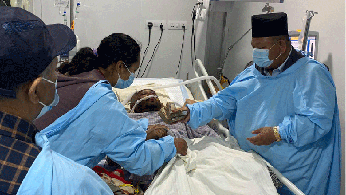 ध्रुवे हात्ती पिडीत घाइते कर्मचारीको उपचारका लागि बन मन्त्री आलेको एक लाख सहयोग