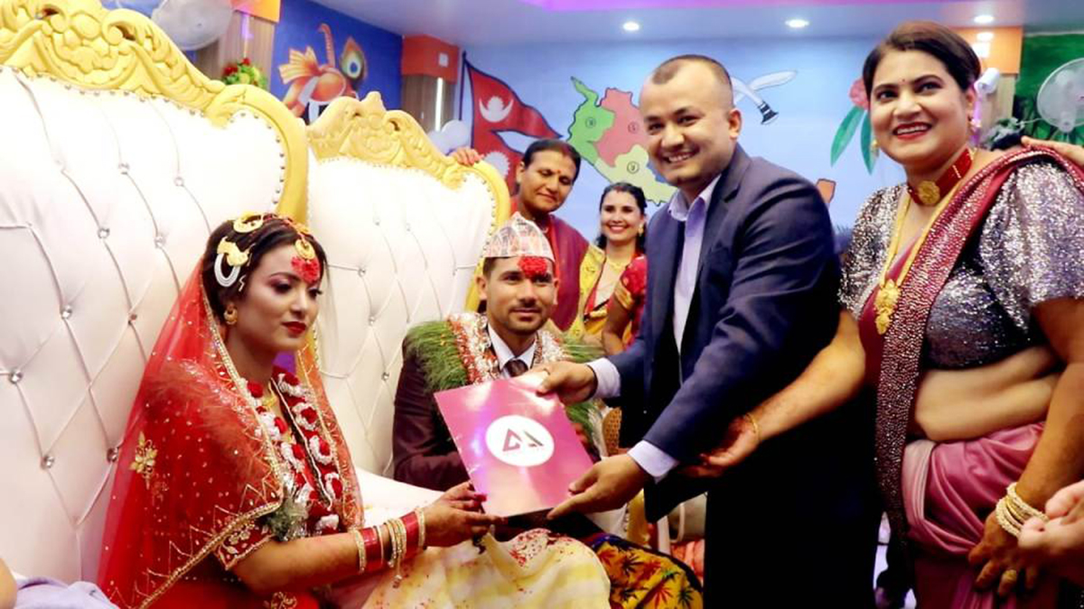 सालीको विहेमा भेनाको उपहार : महालक्ष्मी लाइफ इन्स्योरेन्सको दश लाखको बीमा पोलीसी हस्तान्तरण