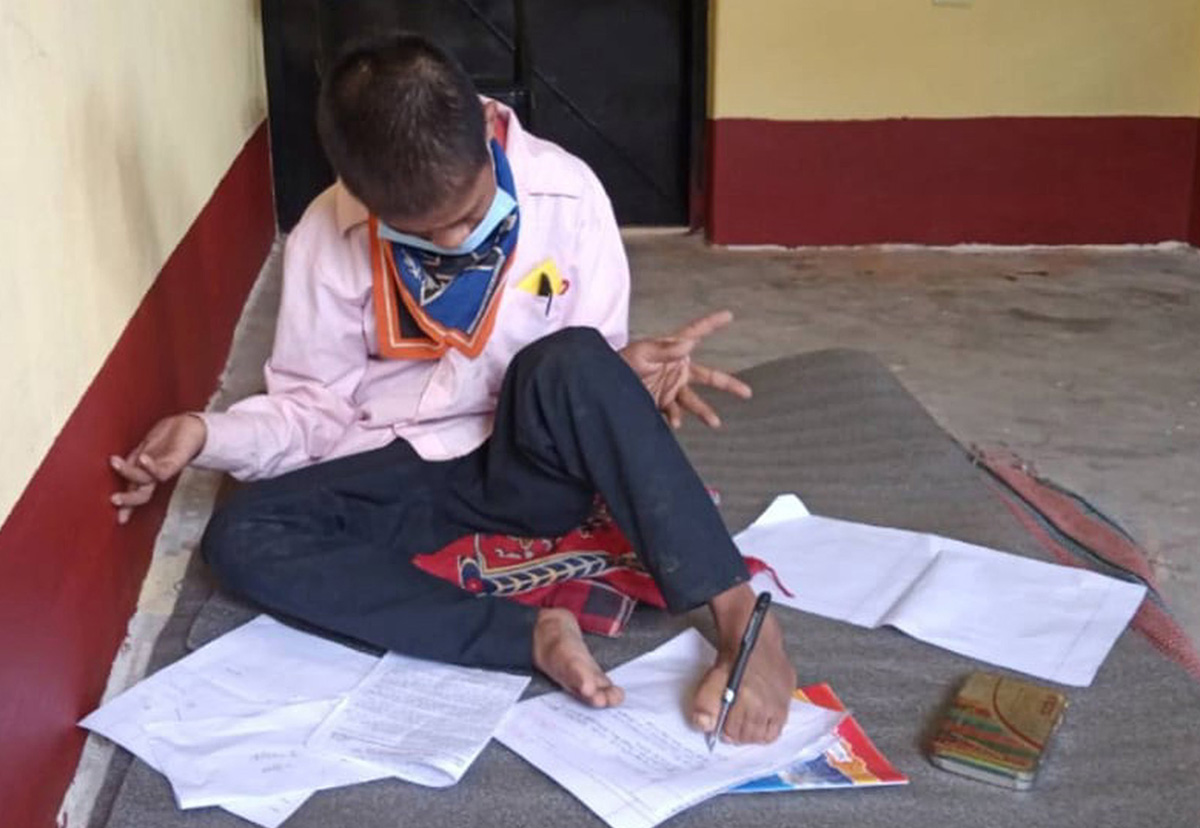 खुट्टाले लेखेर कक्षा ११ को परीक्षामा सामेल हुँदै ‘याम’