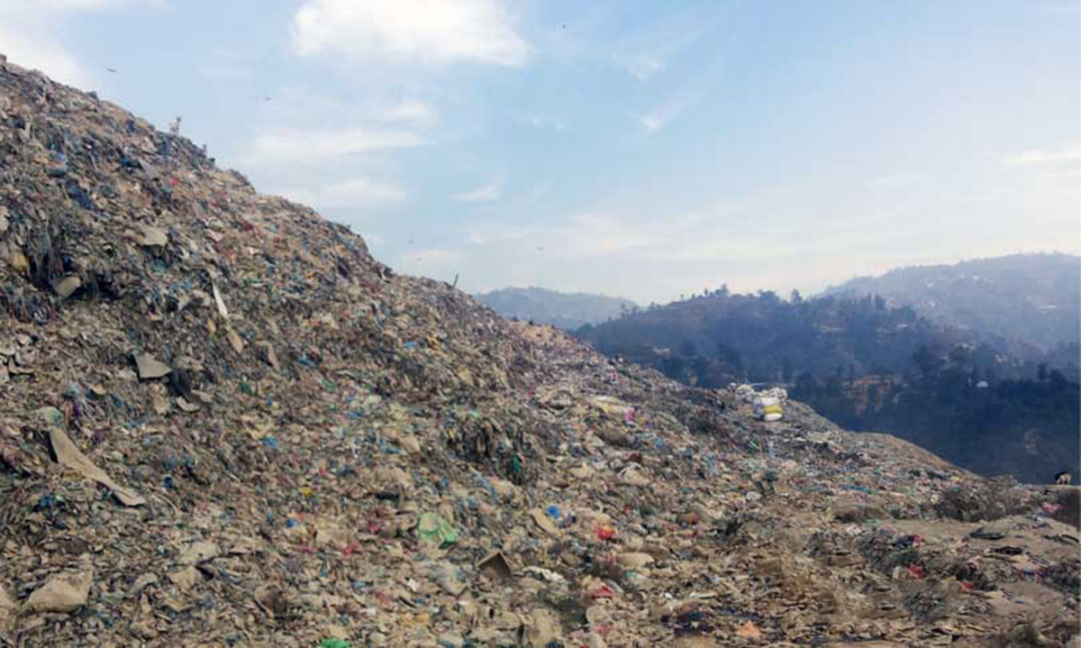 सहमति कार्यान्वयनको माग गर्दै स्थानीयवासीद्वारा बञ्चरेडाँडामा फोहर विसर्जनमा अवरोध