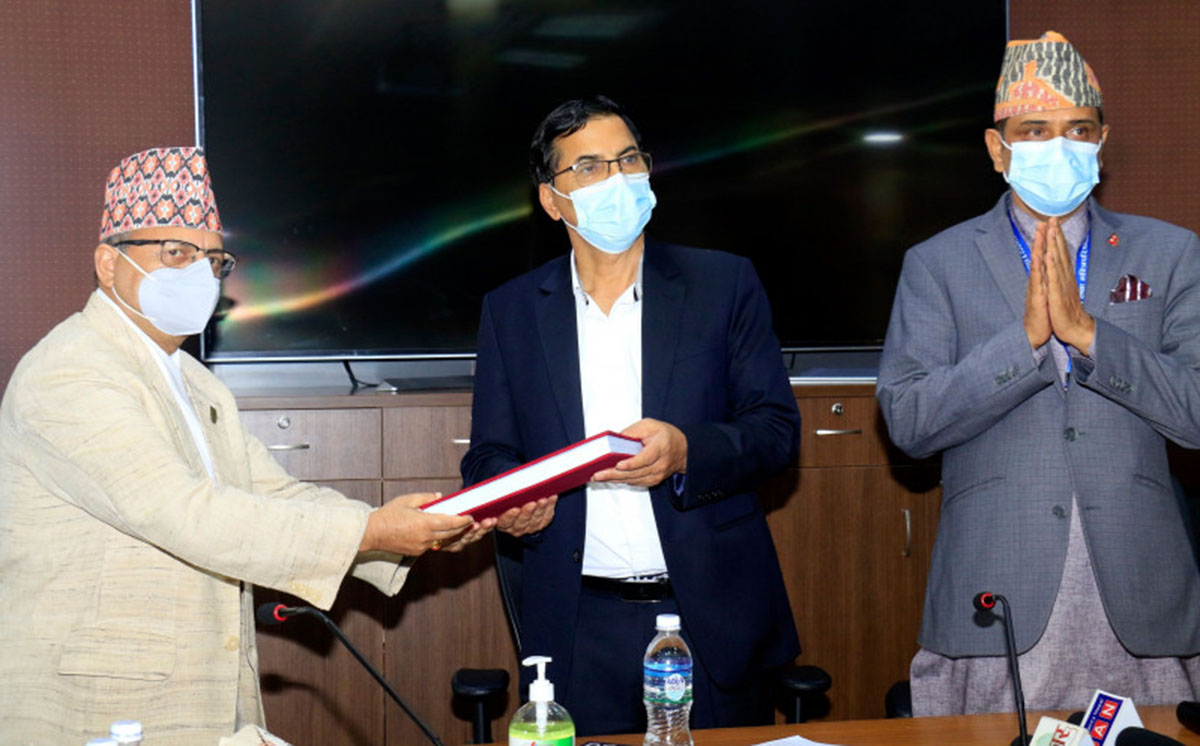 धितोपत्र बोर्डका अध्यक्ष ढुंगानामाथि लागेको आरोपका सम्बन्धमा गठित समितिले बुझायो प्रतिवेदन