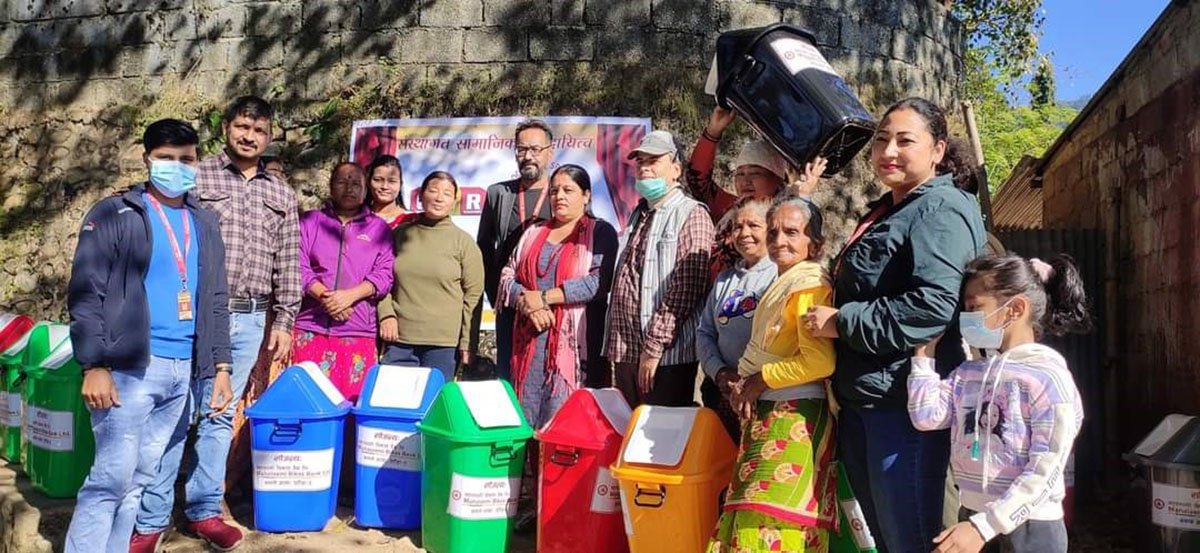 महालक्ष्मी विकास बैंकको कमाने शाखाद्वारा गणेश टोल बिकाश संस्थालाई डस्टबिन प्रदान