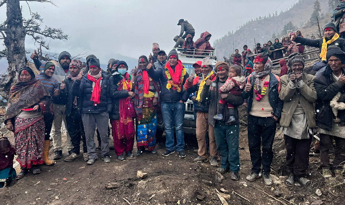 छायाँनाथ रारा नगरपालिकाकोे एक विकट गाउँमा गाडी पुग्दा स्थानीय हर्षित