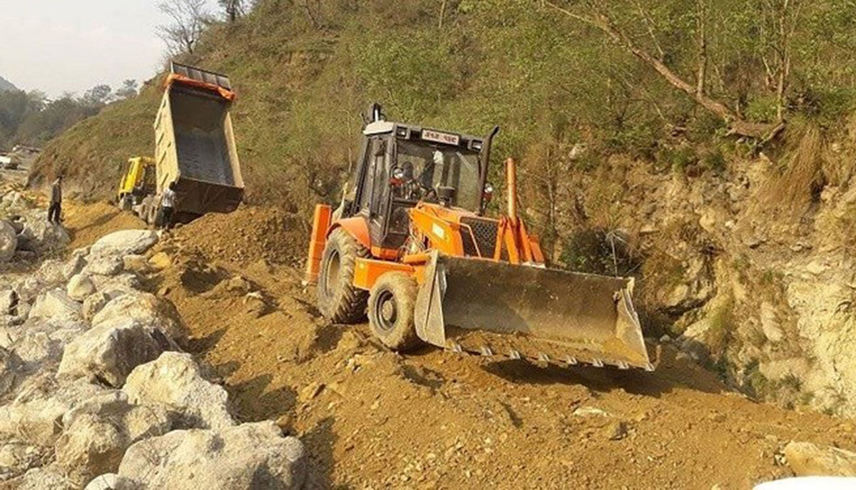 ठेकेदार कम्पनीको लापरवाहीले जलजलामा निर्माणाधीन सडक ६ वर्षदेखि अलपत्र, वैकिल्पक मार्ग बनाउन थालियो