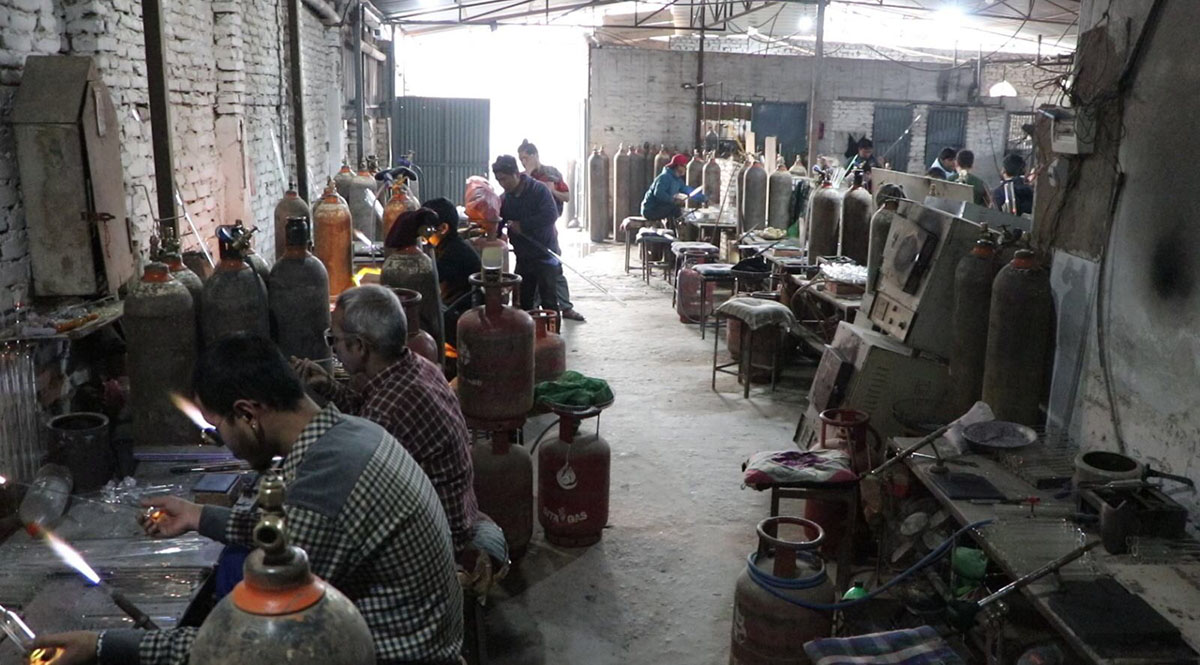 नेपालमा हस्तकला सिसा उद्योगको दुई दशक : भारत र चीनका बजारसँग प्रतिस्पर्धा