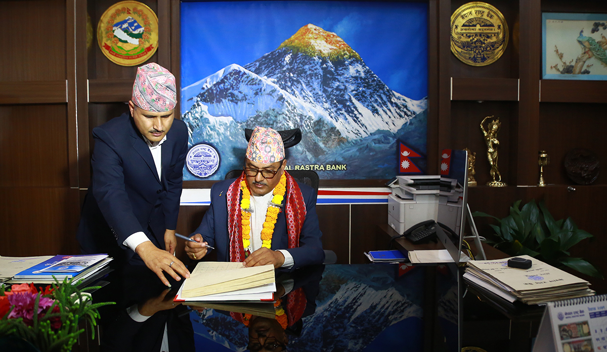 निलम्बित गभर्नर अधिकारी काममा राष्ट्र बैंकमा, अर्थमन्त्री शर्मा दबावमा