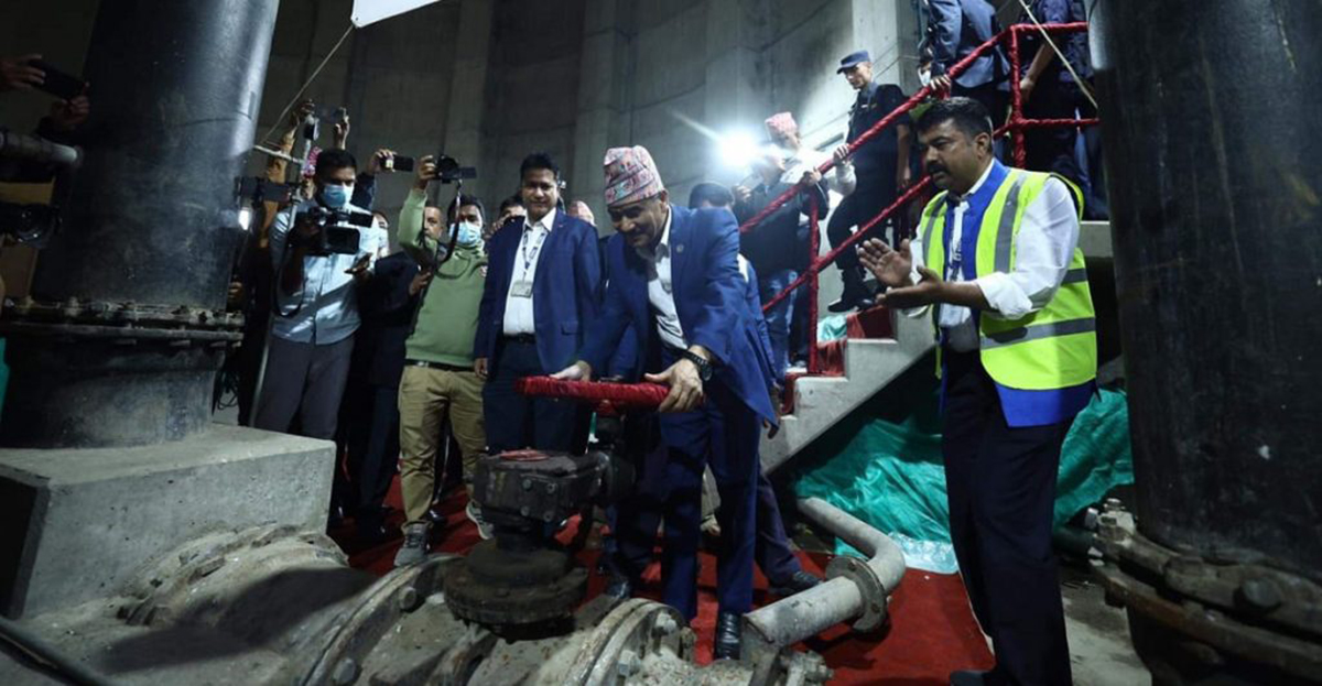 काठमाडौं ल्याइयो मेलम्चीको पानी, खानेपानीमन्त्री चौधरीले सुरु गरे वितरण