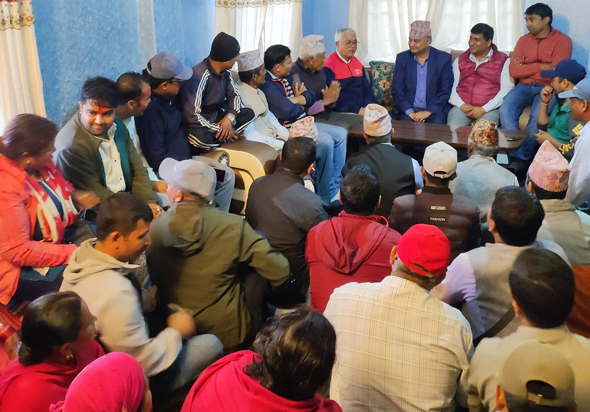 टिकट खोसिएपछि घरबाट ननिस्किएका पौडेललाई भेट्न पुगे ईश्वर पोखरेल