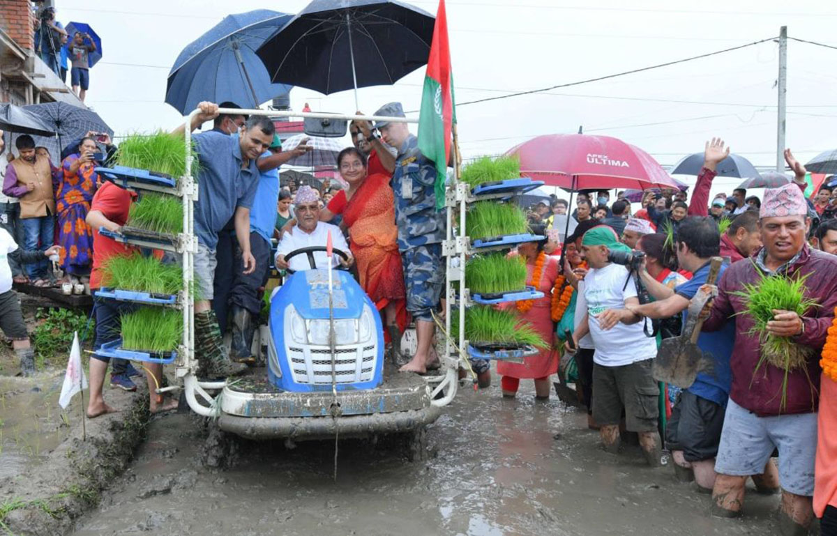 किसान दुःखमा मौन एमाले महोत्सबमा भीड