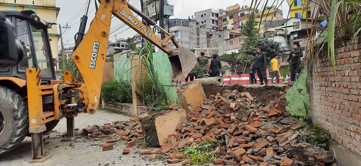 परिक्षाकै चलिरहेकै समयमा अक्सिडेन्टल स्कुलमा महानगरको डोजर !