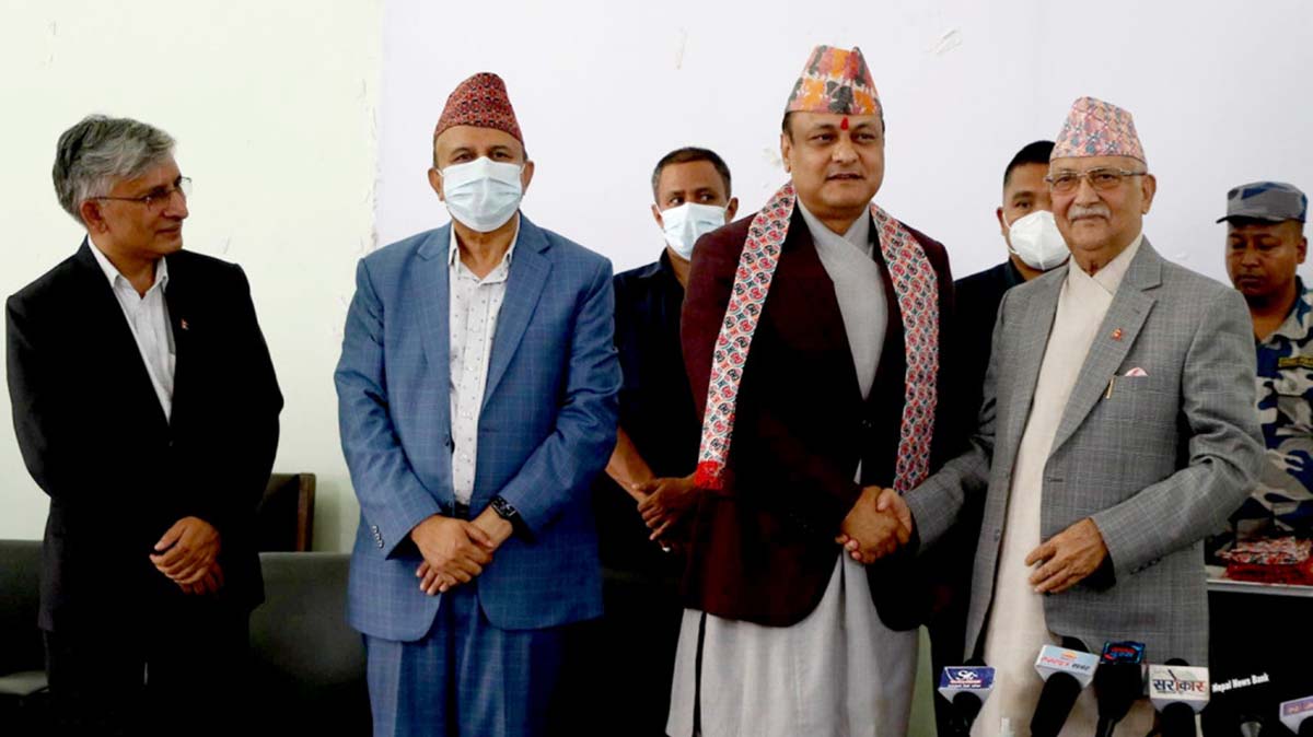 नेपाल प्रहरीका पूर्वमहानिरीक्षक सर्वेन्द्र खनाल एमालेमा प्रवेश